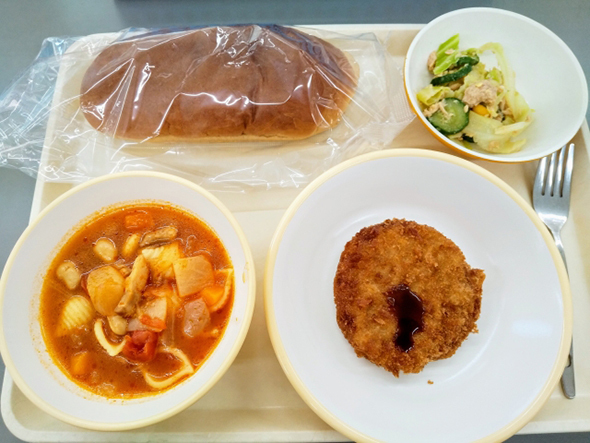 給食にガラス…取り除き食べさせる